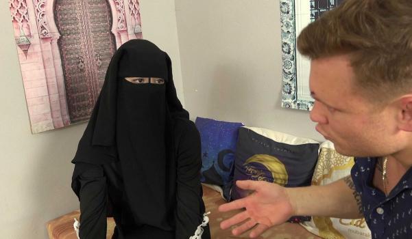 [SexWithMuslim] Niqab Babe Needs To Learn Czech Czech (E243.Valerie.Moon)